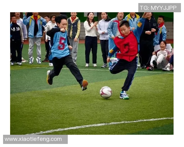 老师为学生们购置足球激发运动热情与团队合作精神 老师为学生们购置足球激发运动热情与团队合作精神